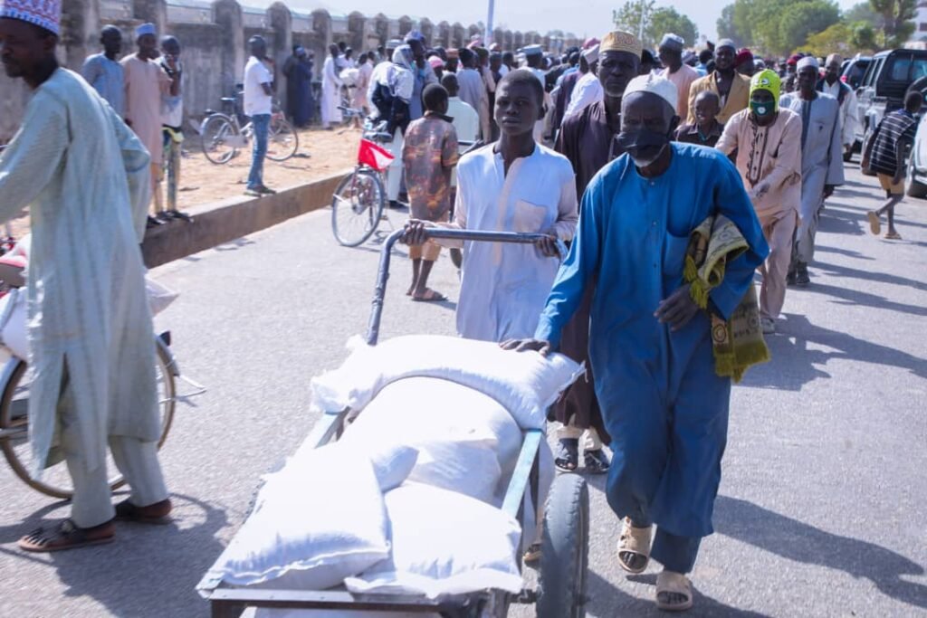 In Gwoza, Zulum shares N150m grants to traders, food to 27,000 vulnerable persons 