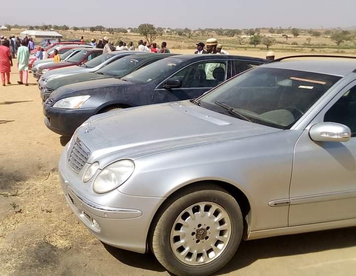 Senator Gumau Showers 100 Cars To Supporters