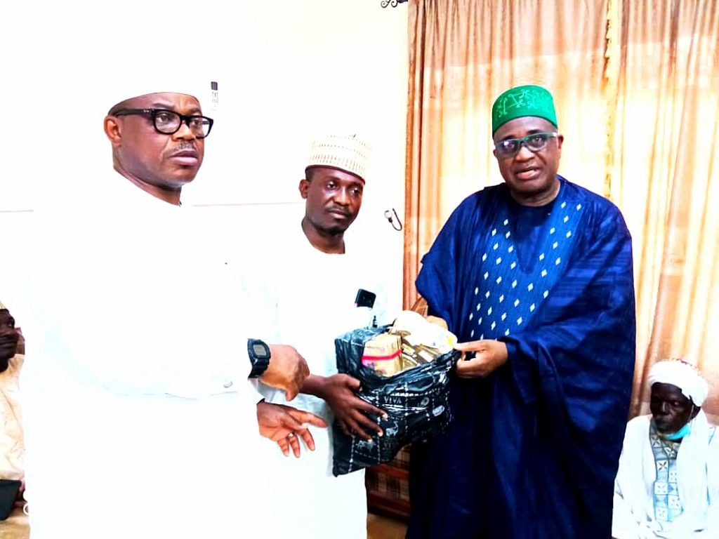 HYPPADEC visits Warrah, commiserates with people over boat mishap