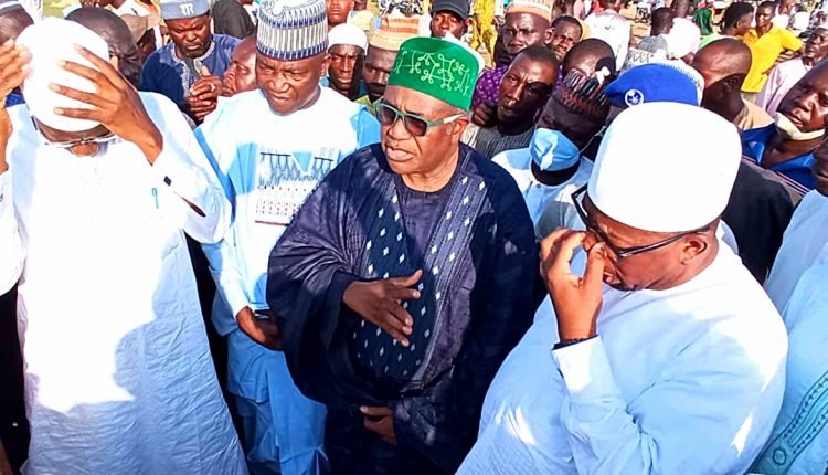 HYPPADEC visits Warrah, commiserates with people over boat mishap