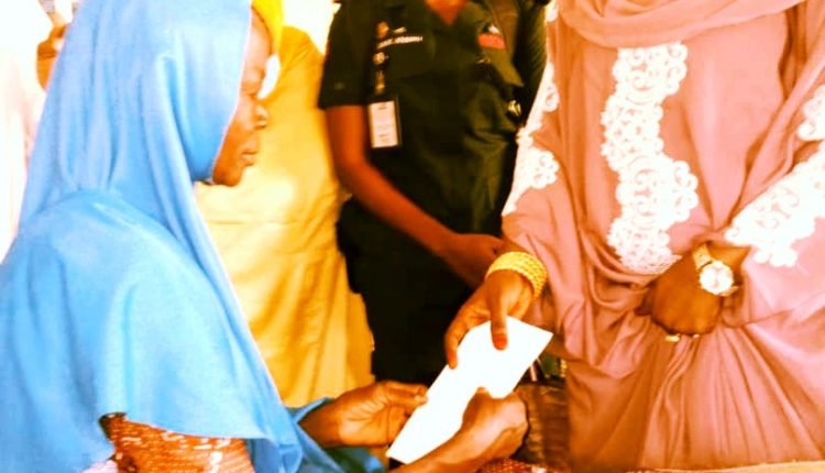 ZAMFARA GOVERNORS' WIFE DISBURSES CASH, CLOTHING MATERIALS TO PATIENTS, WOMEN GROUPS