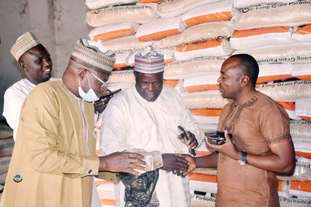 YULETIDE: EX-ZAMFARA GOVERNOR YARI DONATES 500 BAGS of RICE, 15 COWS TO CHRISTIANS COMMUNITY