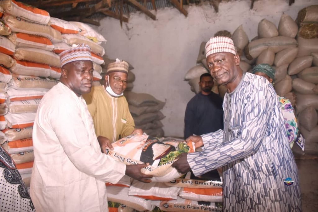 YULETIDE: EX-ZAMFARA GOVERNOR YARI DONATES 500 BAGS of RICE, 15 COWS TO CHRISTIANS COMMUNITY