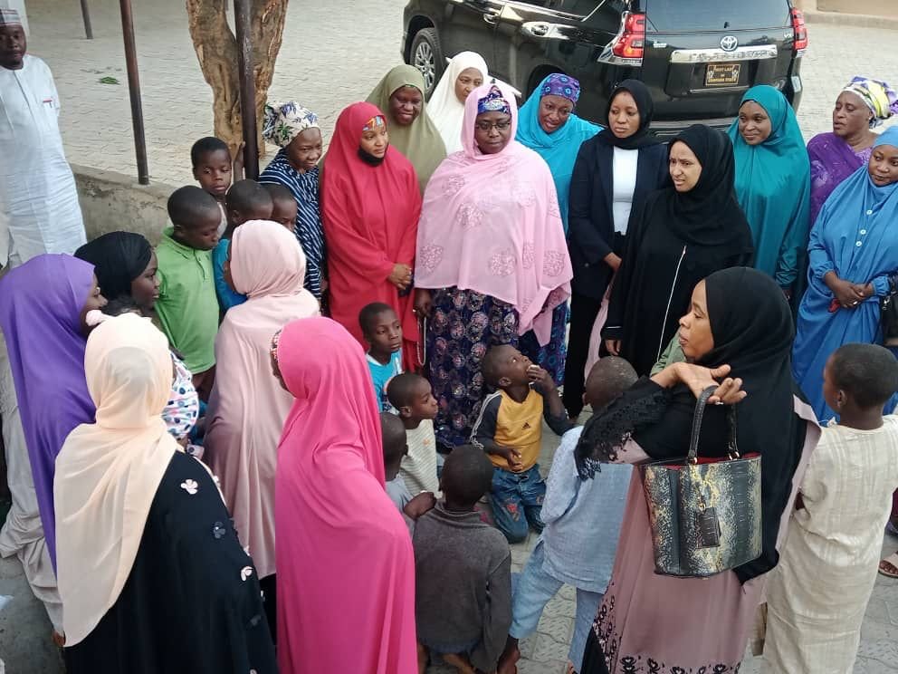 ZAMFARA FIRST LADY PAYS CONDOLENCE VISIT TO ZANNAN GUSAU FAMILY, OTHERS