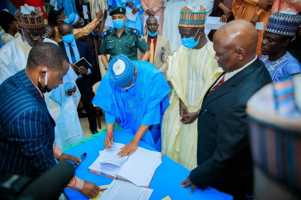 Gov. Bagudu swears in 21 LGs Chairmen, calls for hard work, fairness