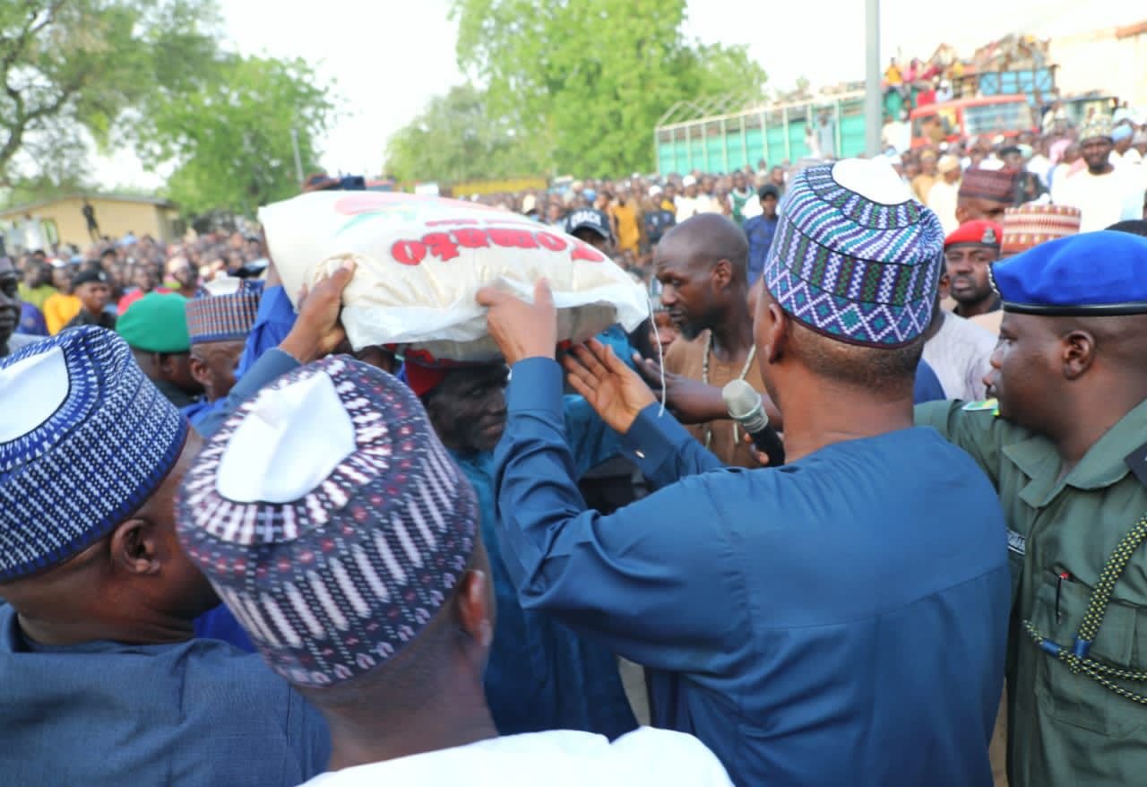 Zulum launches food aide for 100,000 residents in MMC, Jere