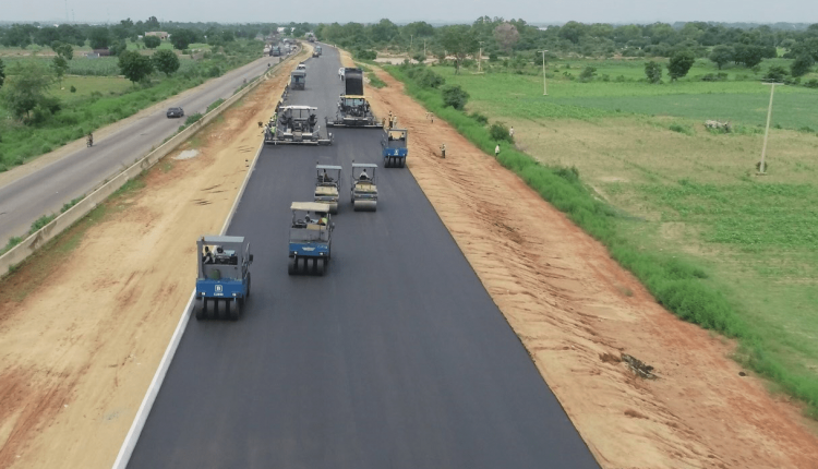 FG resumes palliative work on Abuja-Kaduna highway, inspects other roads