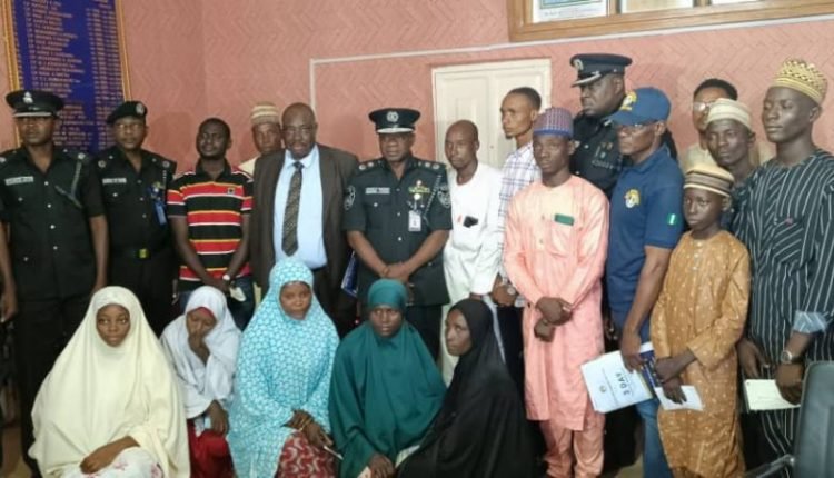 IGP PRESENTS N34.4 MILLION CHEQUES TO  FAMILIES OF NINE POLICEMEN IN ZAMFARA