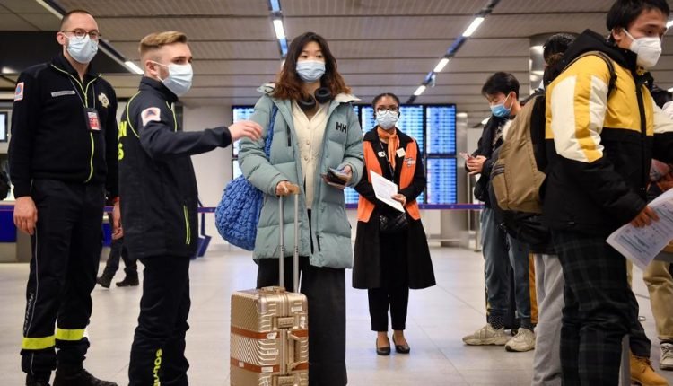 WHO backs mask-wearing on long flights amid U.S. spread of Omicron variant