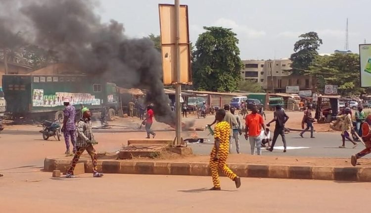 Protesters shut Lagos-Abeokuta Expressway over inability to withdraw money from banks