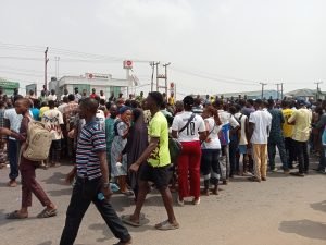 Protesters shut Lagos-Abeokuta Expressway over inability to withdraw money from banks