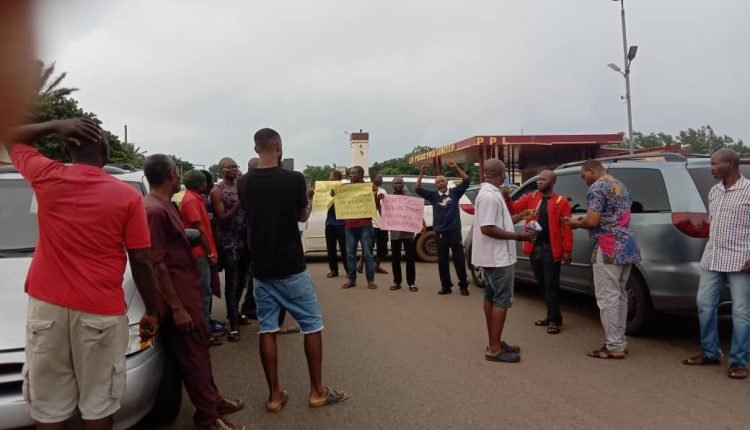 Kidnapping : Drivers block Enugu State road over constant abduction of drivers, passengers