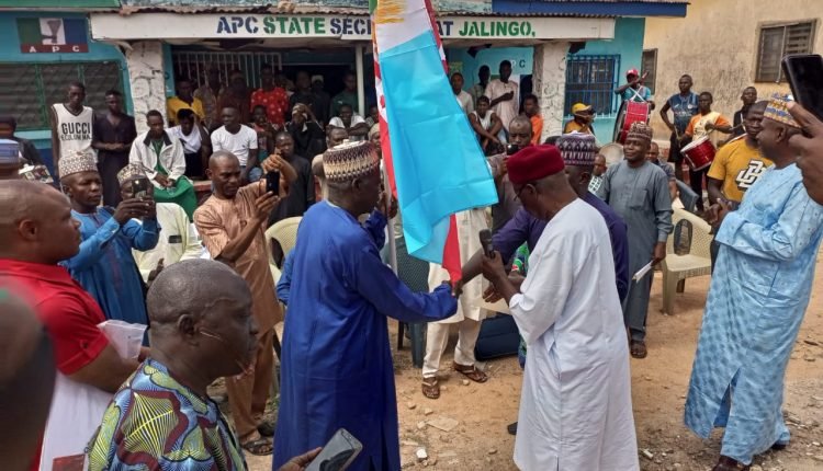 Taraba: APC presents flags to candidates ahead of Nov. 18th polls