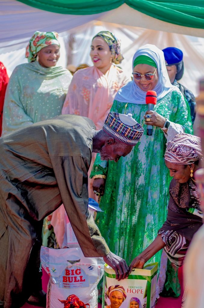 Renewed Hope Initiative: First Lady doles out N25m to 250 elderly people in Kebbi 