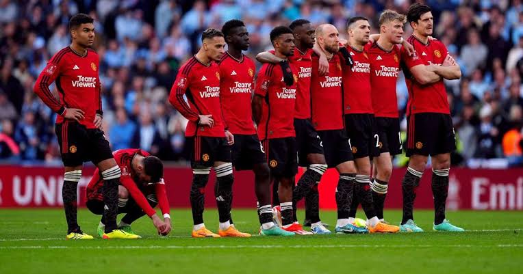 Manchester United edges past coventry into FA cup final after dramatic battle