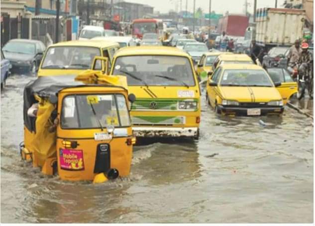 Man slumps, dies while pushing car in flood in Lagos