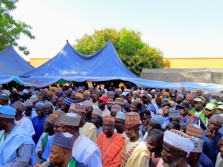 Gov Idris procures chemicals to combat rice disease in Shanga