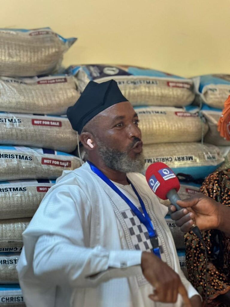 Wife of President,CNNPF distribute rice to less privileged in Taraba