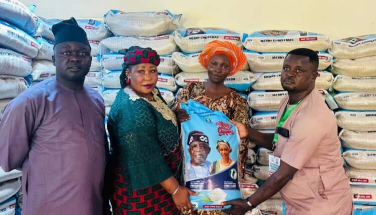 Wife of President,CNNPF distribute rice to less privileged in Taraba 