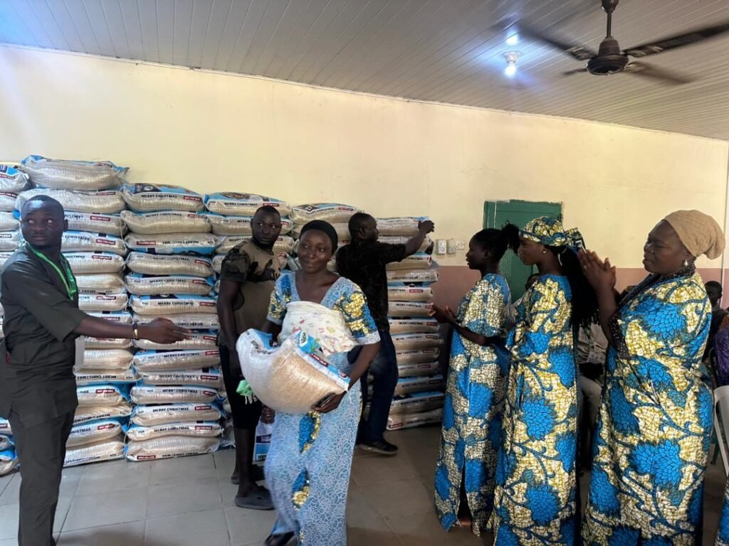 Wife of President,CNNPF distribute rice to less privileged in Taraba