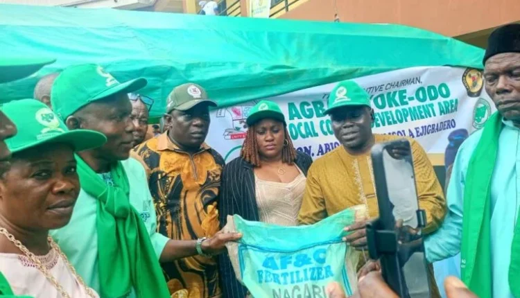 Food: Agbado Oke-Odo council distributes 360 bags of fertiliser to farmers